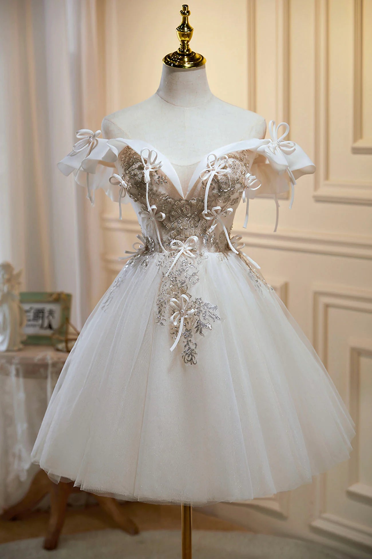 A-Line Champagne Lace Short Prom Dress Homecoming Party Dress