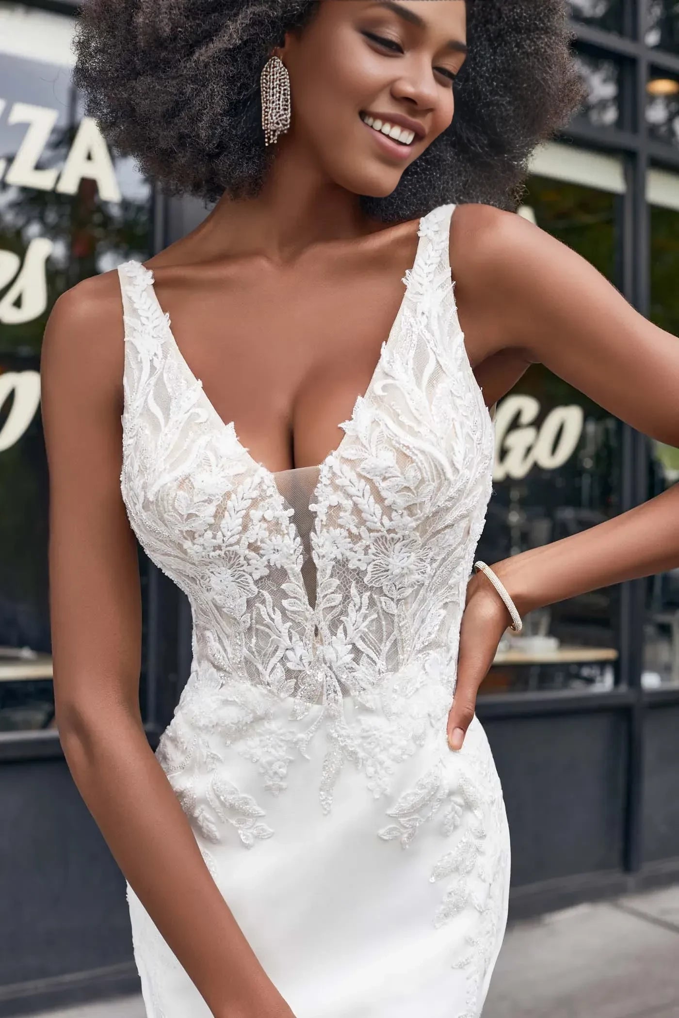 Captivating Trumpet Plunging V Neck Sleeveless Lace Back Floor Length Wedding Dress
