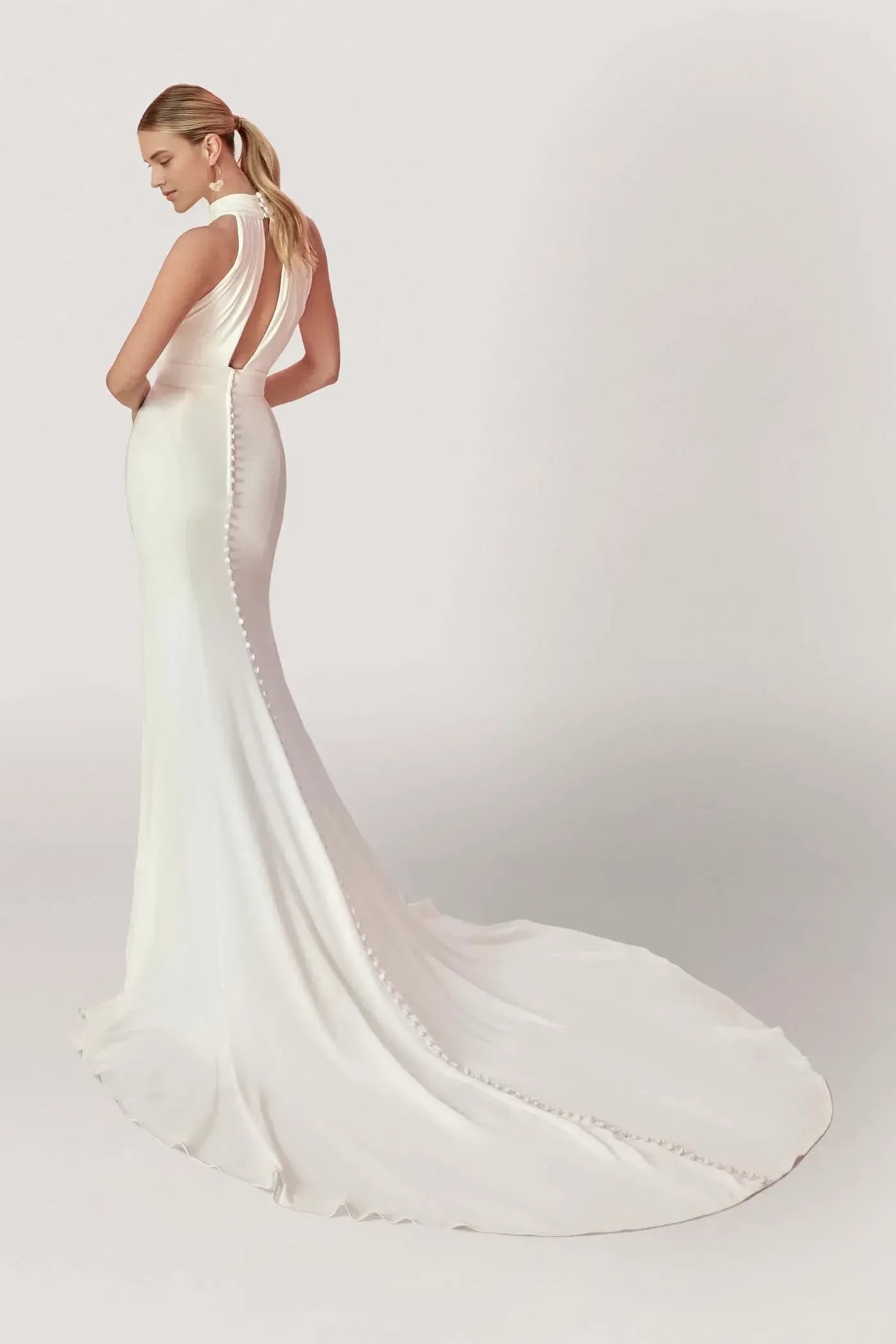 Chic Halter Neck Trumpet Sleeveless Open Back Floor Length Wedding Dress
