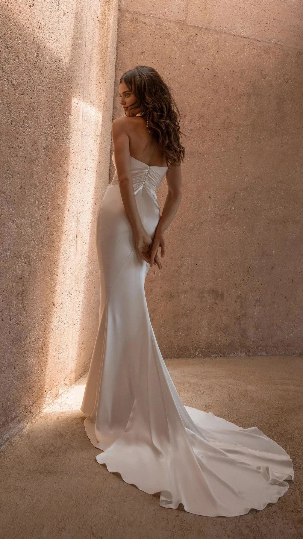 Chic Trumpet Cowl Neck Sleeveless Zip Back Floor Length Wedding Dress