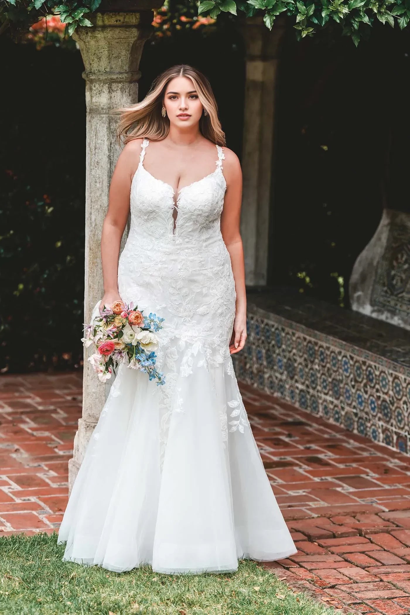 Gorgeous Plus Size Trumpet Plunging V Neck Spaghetti Strap Button Back Floor Length Wedding Dress