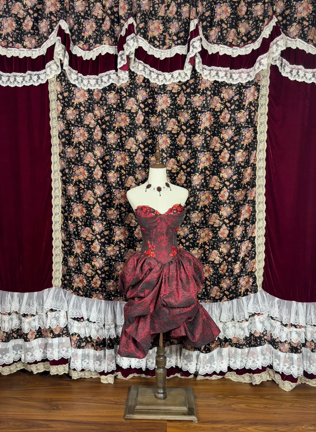 Gorgeous Burgundy Sweetheart Rose Applique Strapless Short Ball Gown Prom Dress Party Dress Cocktail Dress Homecoming Dress Evening Dress