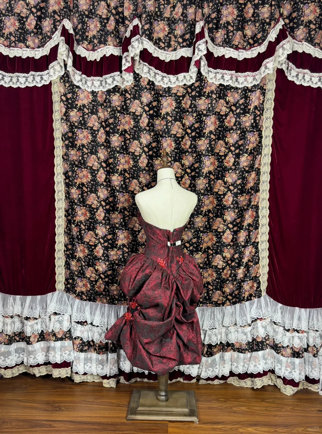 Gorgeous Burgundy Sweetheart Rose Applique Strapless Short Ball Gown Prom Dress Party Dress Cocktail Dress Homecoming Dress Evening Dress