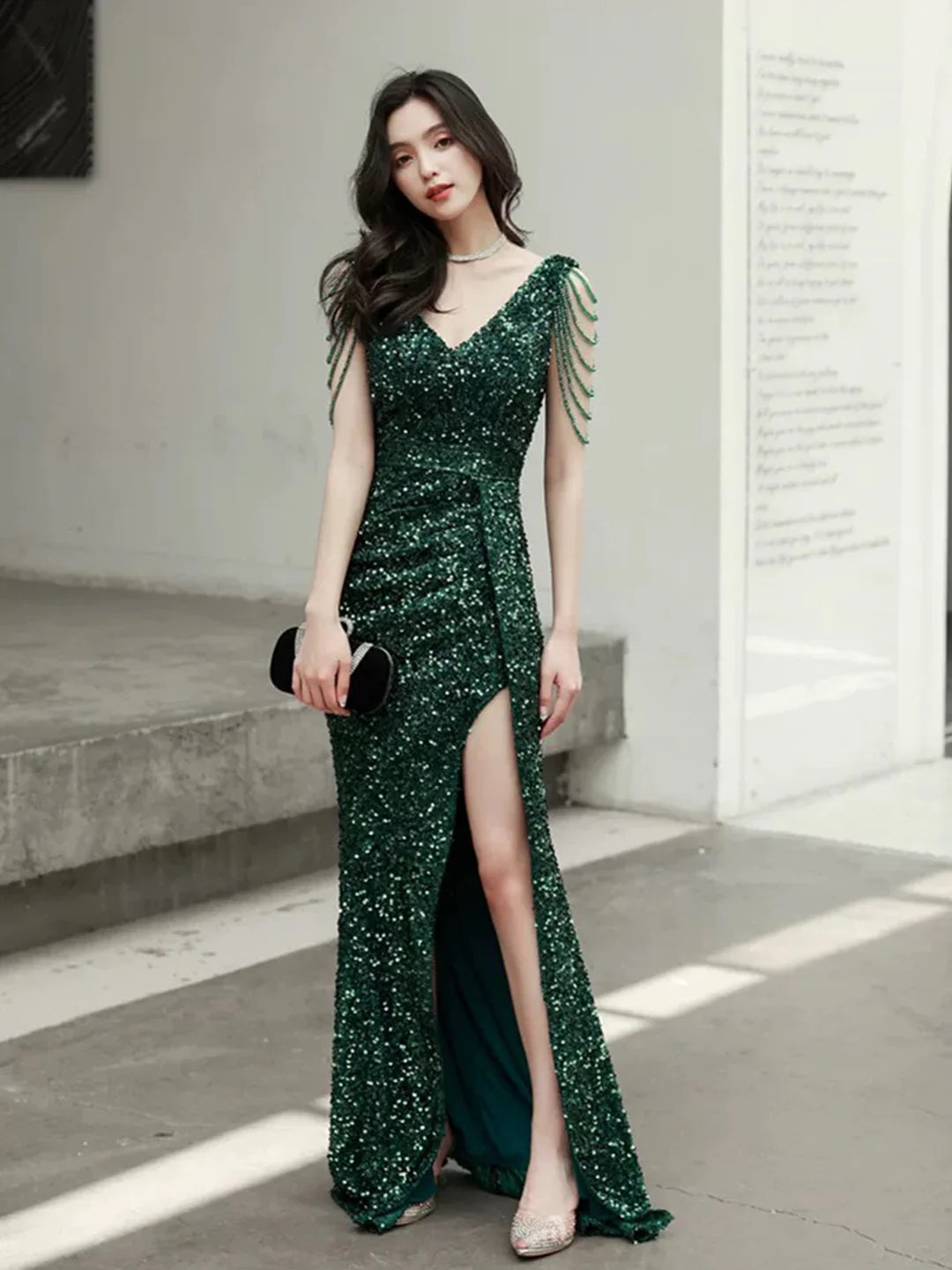 Green Floor Length Sequins Prom Dress V-Neck Evening Party Dress