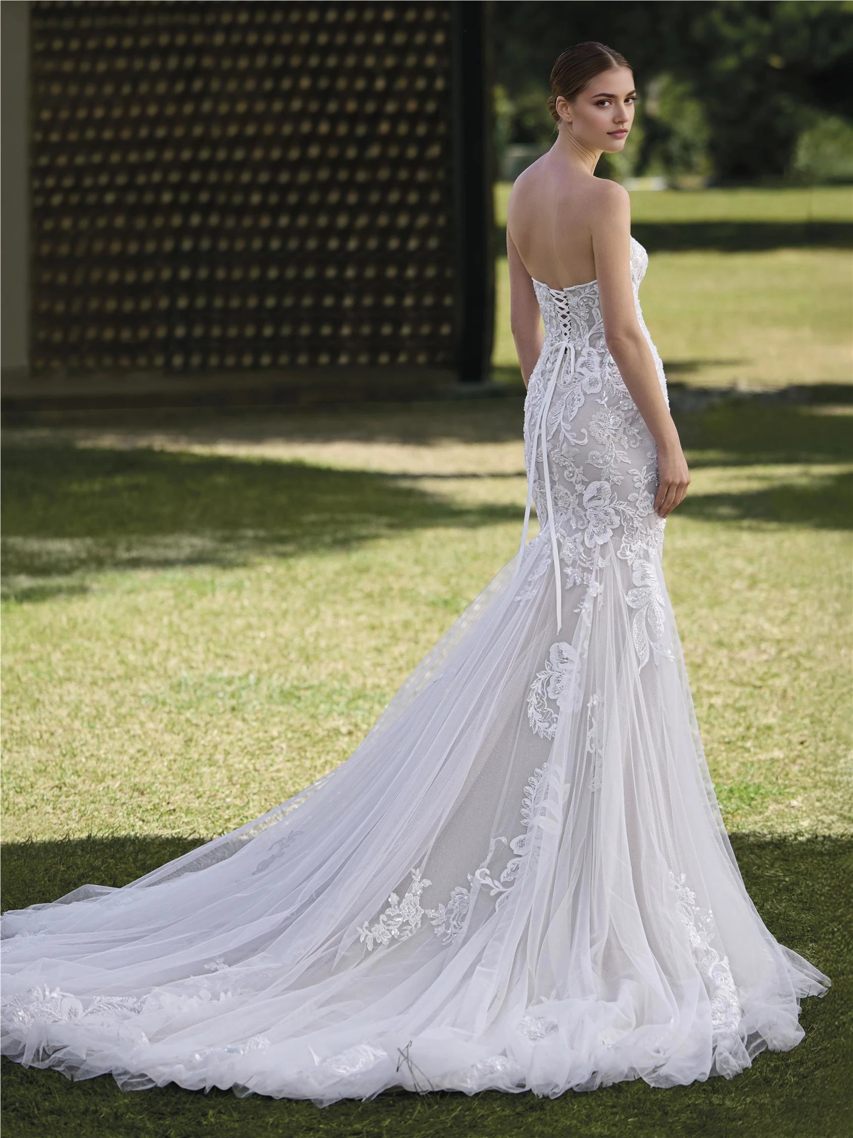 Luxurious Trumpet Strapless Sleeveless Lace Up Back Floor Length Wedding Dress