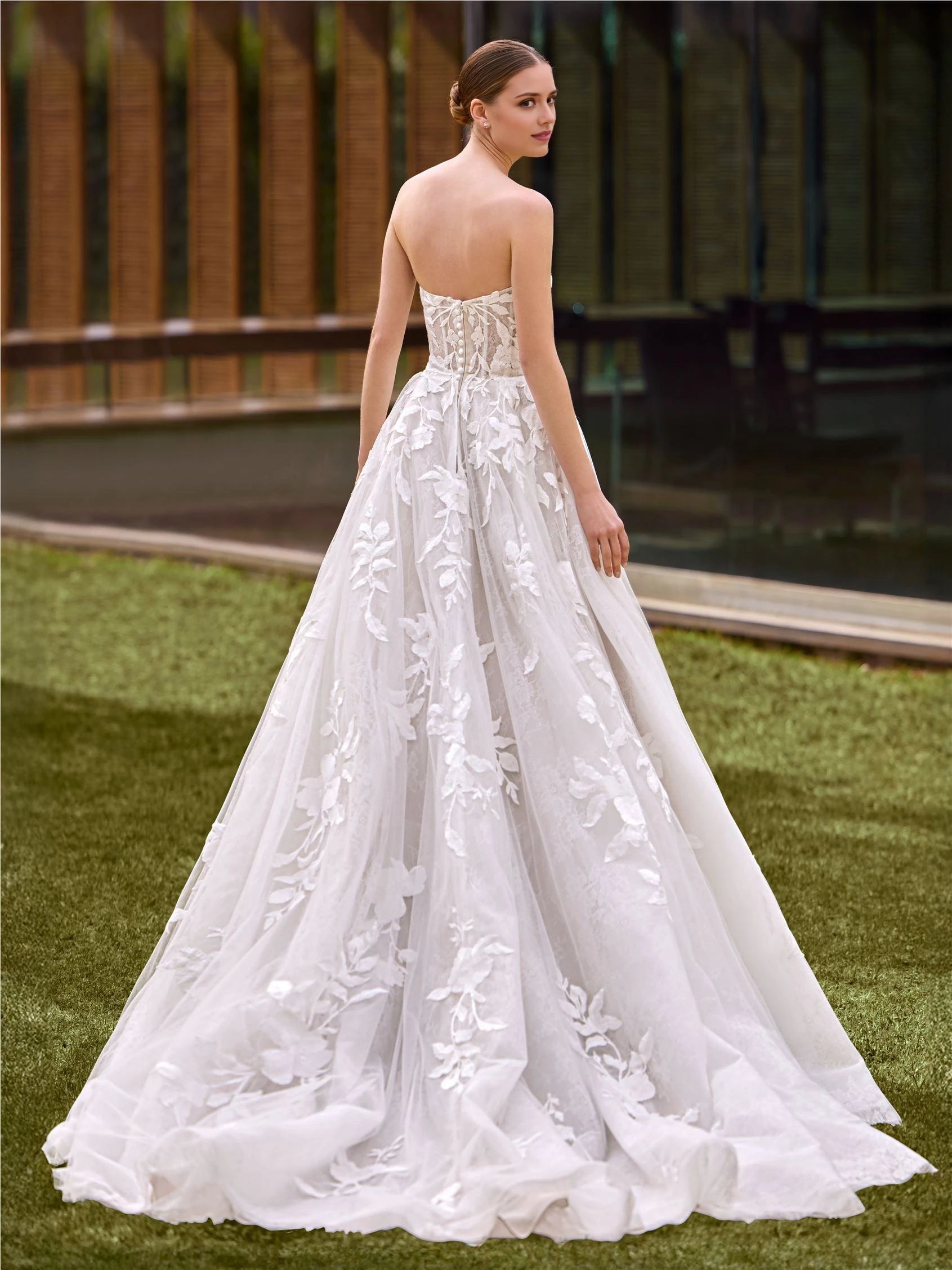 Romantic Ball Gown Sweetheart Sleeveless Lace Up Back Floor Length Wedding Dress
