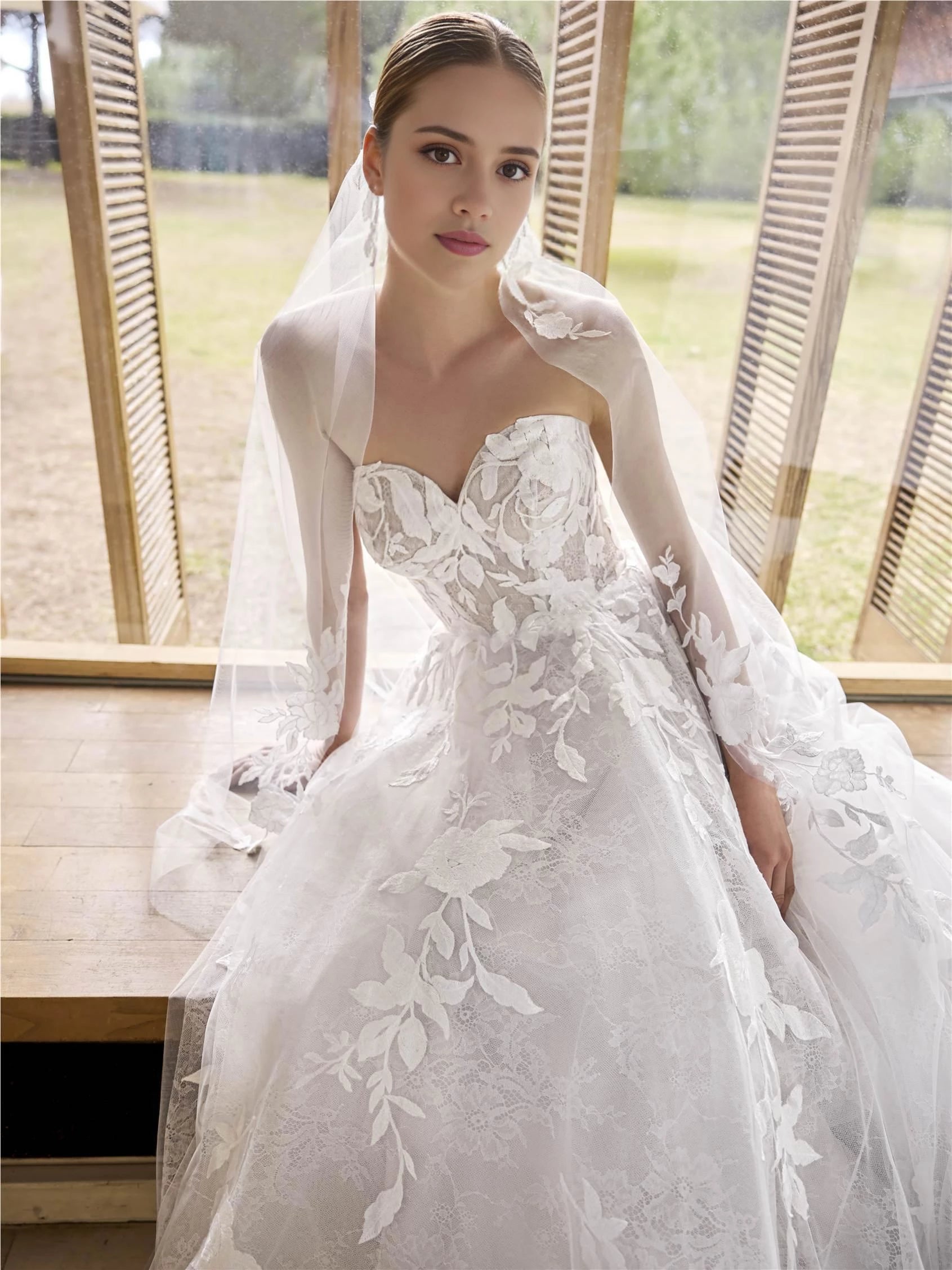 Romantic Ball Gown Sweetheart Sleeveless Lace Up Back Floor Length Wedding Dress