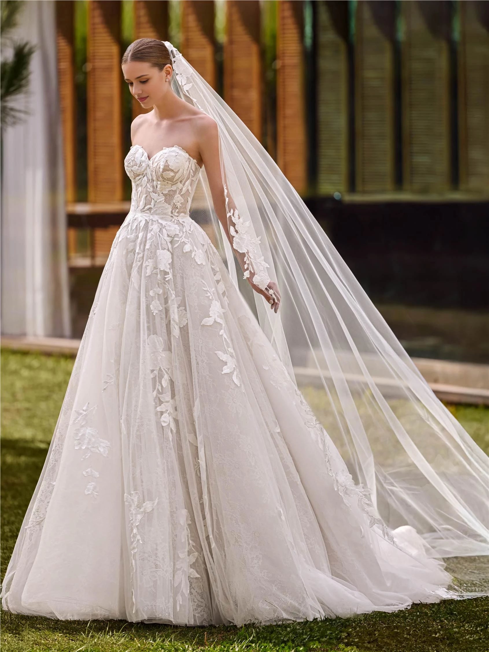 Romantic Ball Gown Sweetheart Sleeveless Lace Up Back Floor Length Wedding Dress