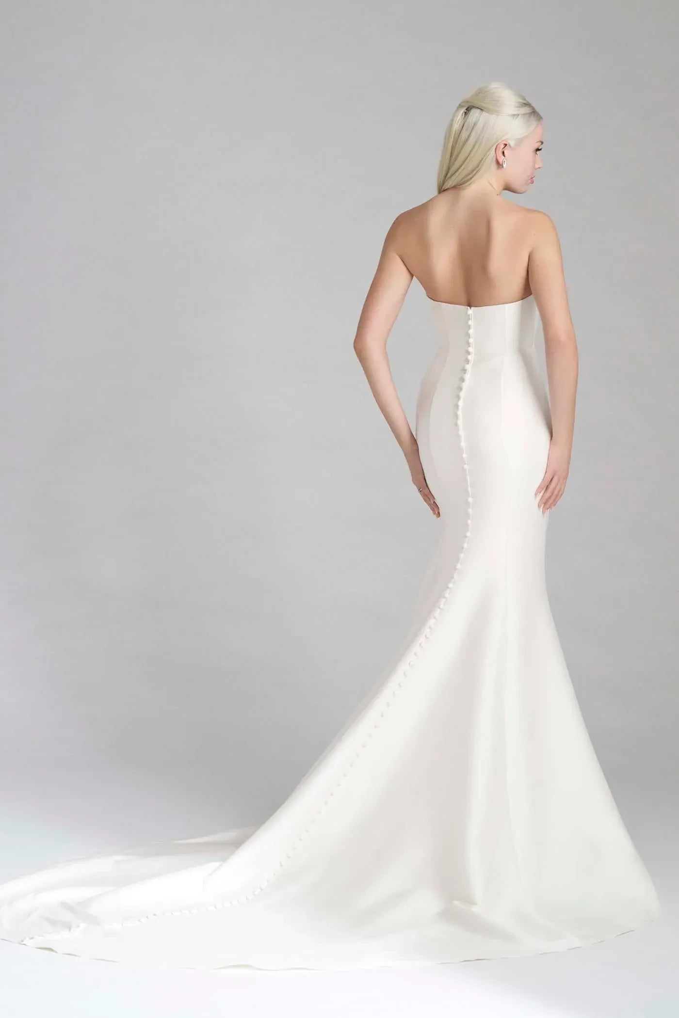 Striking Trumpet Sweetheart Neckline Sleeveless Button Back Floor Length Wedding Dress