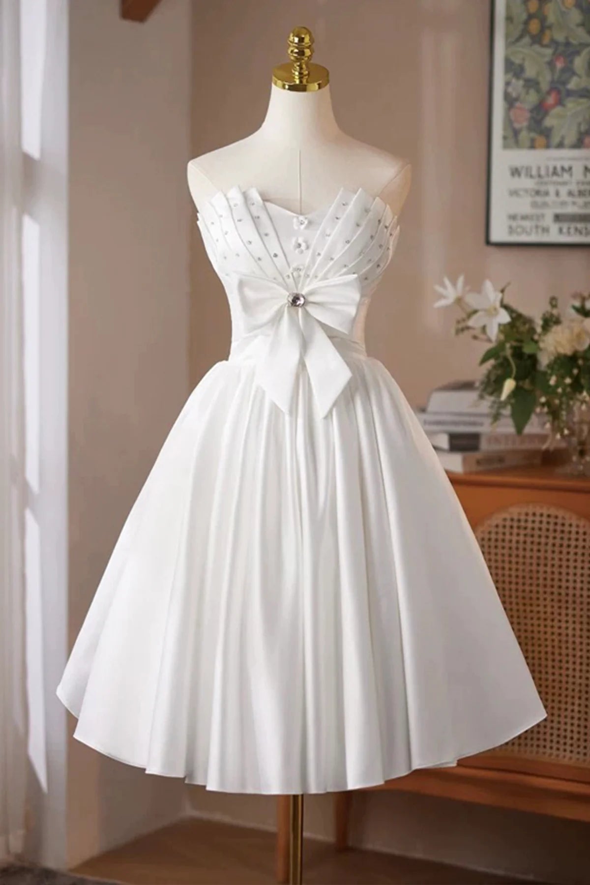 White Satin Short Knee length Prom Dress Lovely A-Line Strapless Party Dress with Corsety Homecoming Dresses